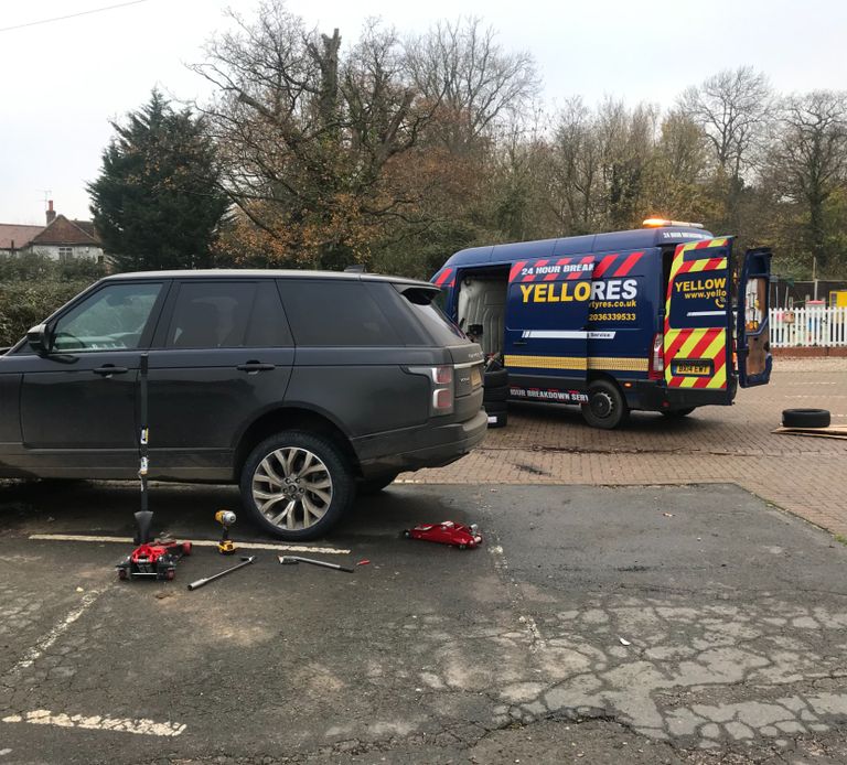 Emergency mobile tyre fitting